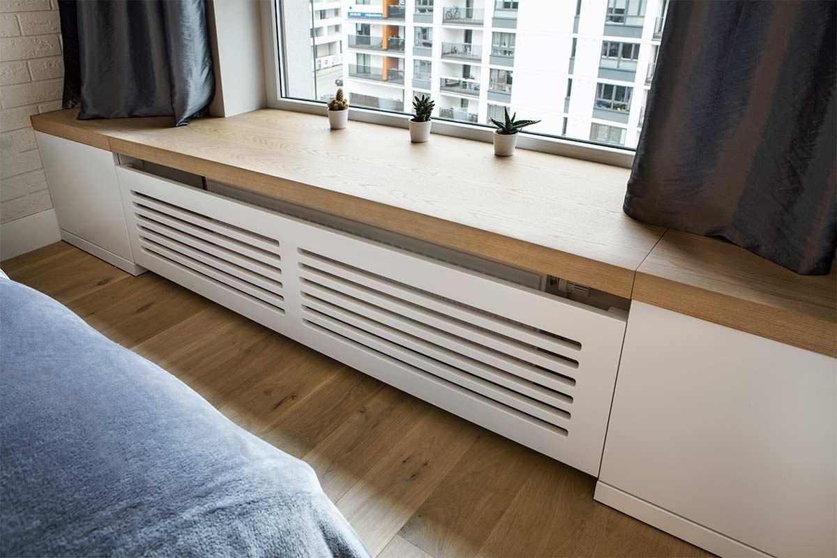 plank boven de radiator voor warmteverdeling door de hele kamer