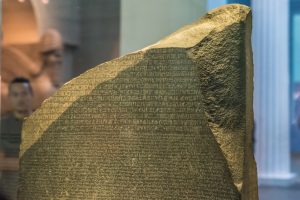 Op de steen van Rosetta zijn oude Egyptische hiërogliefen gegraveerd