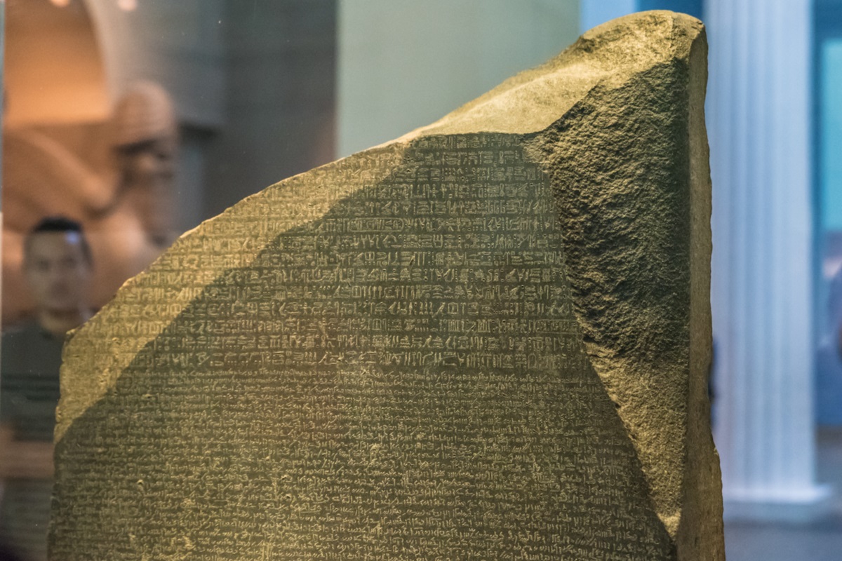 Op de steen van Rosetta zijn oude Egyptische hiërogliefen gegraveerd
