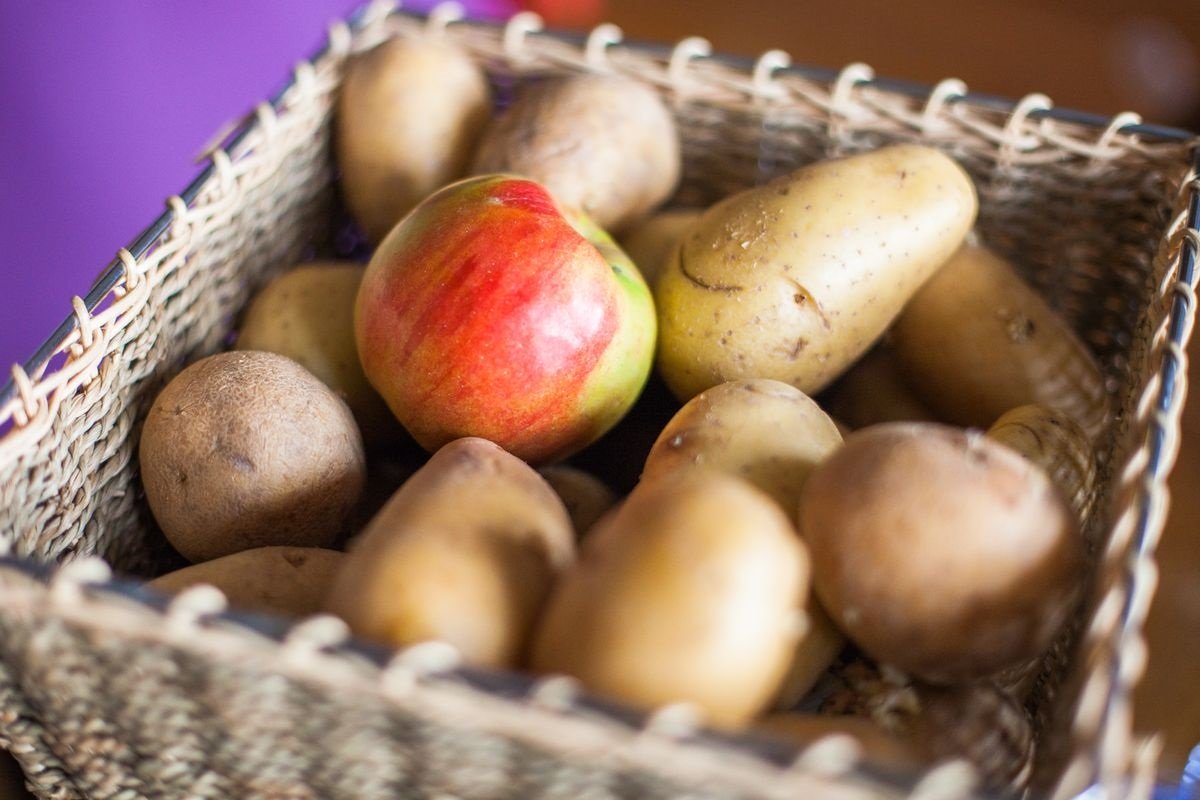 aardappelen en appels in een kist