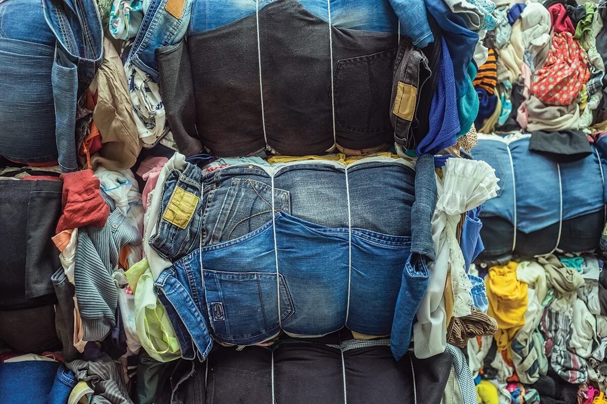 Jeans worden verzameld en naar de recycling gebracht