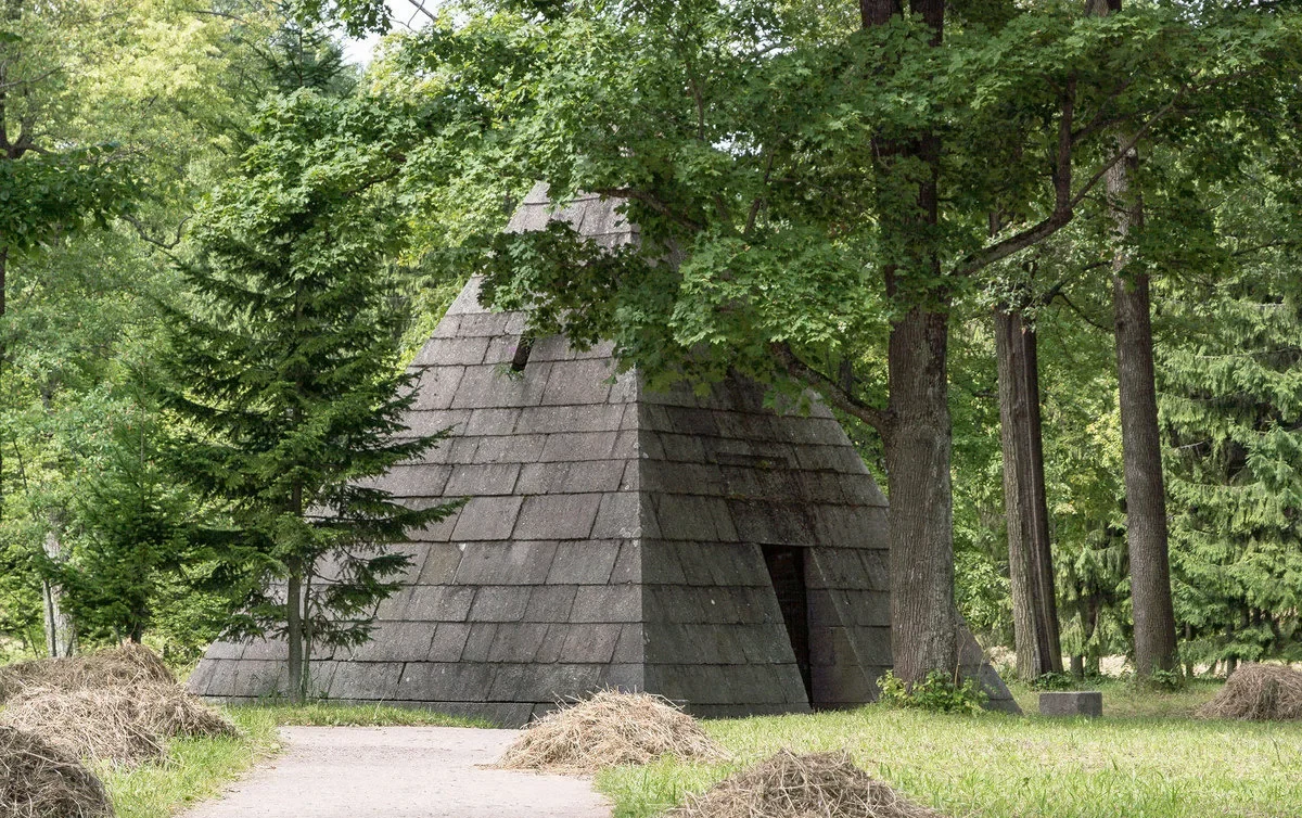 tussen de bomen een massieve piramide verschijnt