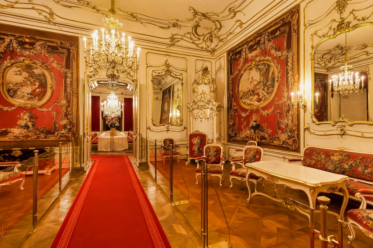 Hofburg, voordat het een weelderig paleis werd, een fort was dat de heerser in onrustige tijden beschermde