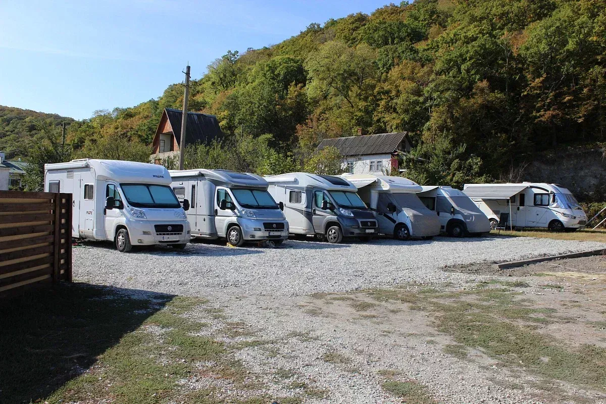 Apps voor camperplaatsen zijn nu essentieel; ze wijzen je op veilige spots en waarschuwen voor controlegebieden.