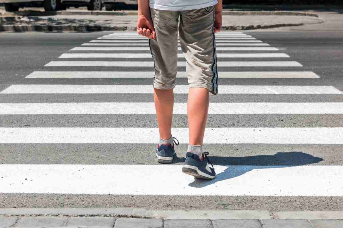 mensen steken de weg over