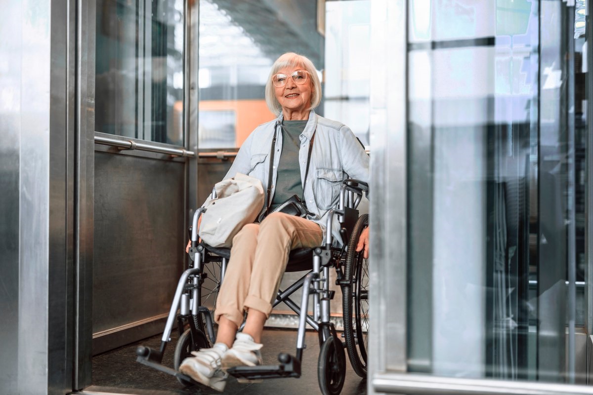 het is handig voor gehandicapten om de spiegel in de lift te gebruiken