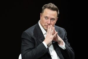 Elon Musk zegt dat AI en robots binnenkort menselijke arbeid zullen vervangen