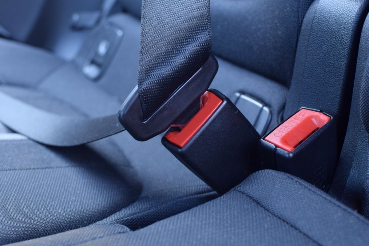 vastgemaakte veiligheidsgordels zonder passagier