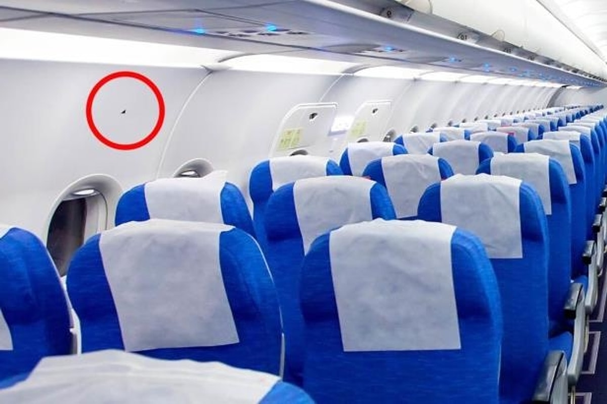 Het interieur van een vliegtuig bevat veel markeringen die voor de meeste reizigers onopgemerkt blijven.