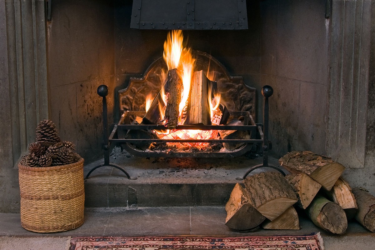 Houtblokken branden in de open haard