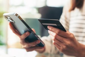 Deze nieuwe verificatieregels kunnen je redden van fraude, maar let op: een typefout of grappige bijnaam kan je overschrijving vertragen.